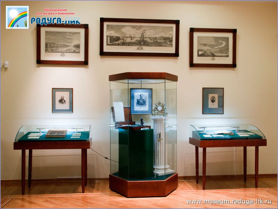Музейные горизонтальные и шестигранные вертикальные витрины — Музей ЦБ РФ